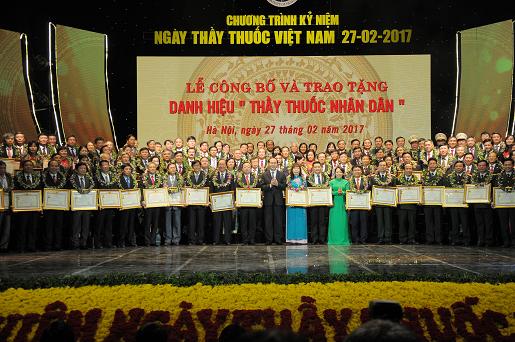 Hai cá nhân tiêu biểu ngành y tế Hải Dương vinh dự đón nhận danh hiệu Thầy thuốc nhân dân